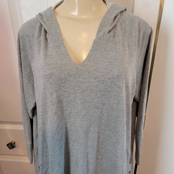 C Active Heathered Gray Knit 3/4 Sleeve Hoodie w/ Button Detail at Hem/Hip - Picture 3 of 11